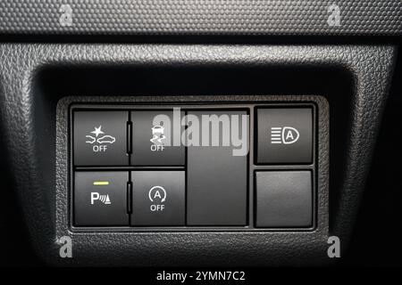 Vista ravvicinata di un cruscotto di auto moderna con vari pulsanti di comando per il conducente Foto Stock