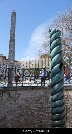 La colonna di Costantino Porfirogenito e la colonna serpentina all'Ippodromo nel distretto di Sultanahmet, una vecchia parte di Istanbul, Turchia Foto Stock