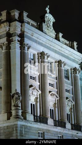 Facciata nord del Palazzo reale di Madrid di notte. Madrid, Spagna. Foto Stock