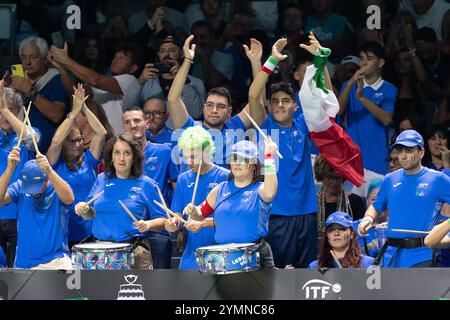 Malaga, Spagna. 21 novembre 2024. MALAGA, SPAGNA - 21 NOVEMBRE: Tifosi e tifosi italiani nei quarti di finale tra Italia e Argentina durante le finali di Coppa Davis al Palacio de Deportes Jose Maria Martin Carpena il 21 novembre 2024 a Malaga, Spagna. (Foto di Marleen Fouchier/Agenzia BSR) credito: Agenzia BSR/Alamy Live News Foto Stock