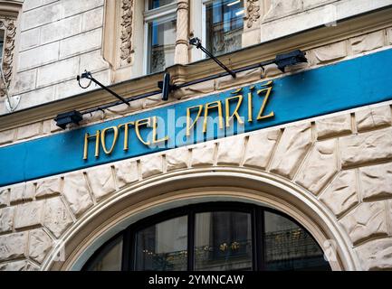 Cartello stradale dell'Hotel Paris Prague (in ceco: "Hotel Pariz Praha") costruito all'inizio del XX secolo in stile Art Nouveau e neogotico, nella città vecchia di Praga Foto Stock