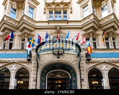 Hotel Paris Prague (in ceco: "Hotel Pariz Praha") costruito all'inizio del XX secolo in stile Art Nouveau e neogotico, città Vecchia di Praga, Cechia Foto Stock