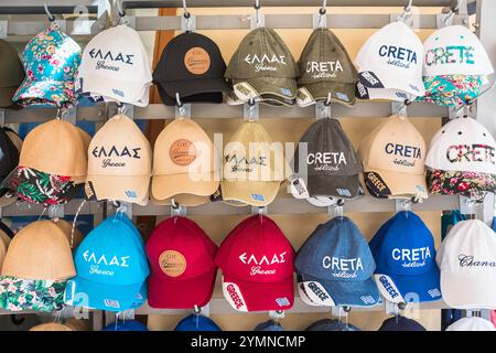 Chania Street Market, vista dei colorati berretti da baseball in vendita nella pittoresca zona della città vecchia di Chania (Hania), Creta, Grecia Foto Stock