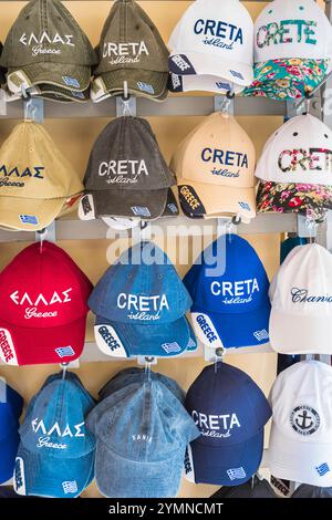 Chania Street Market, vista dei colorati berretti da baseball in vendita nella pittoresca zona della città vecchia di Chania (Hania), Creta, Grecia Foto Stock