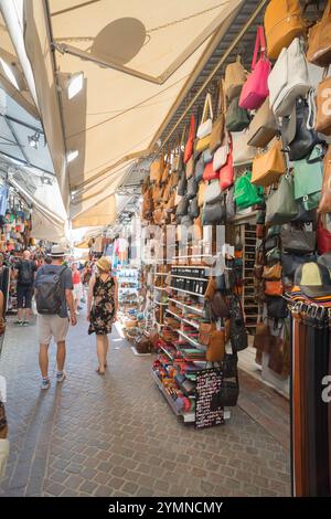 Il mercato di Chania Creta, vista in estate delle persone che esplorano il famoso mercato di pelle (Odhos Skridhlof) nella pittoresca zona della città vecchia di Chania Creta Foto Stock