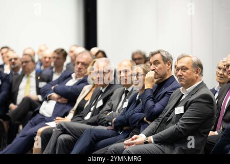 Monaco, Germania. 22 novembre 2024. L'amministratore delegato di Hypovereinsbank Marion Hoellinger, il ministro presidente Markus Soeder ( CSU ), l'amministratore delegato di Baader Bank Nico Baader alla Bavarian Banking Day 2024 il 22 novembre 2024 nella HVB Tower di Monaco, Germania. (Foto di Alexander Pohl/Sipa USA) credito: SIPA USA/Alamy Live News Foto Stock