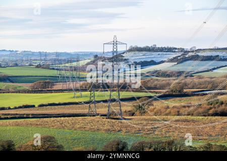 Askerswell, Dorset, Regno Unito. 22 novembre 2024. Meteo nel Regno Unito. Tralicci elettrici National Grid ad Askerswell nel Dorset in una fredda giornata di sole. Crediti fotografici: Graham Hunt/Alamy Live News Foto Stock