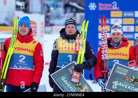 Beitostølen 20241122. Johannes Høsflot Klæbo ha vinto la classica sprint a Beitostølen, Erik Valnes (a sinistra) è arrivato al secondo posto e Sivert Wiig è arrivato al terzo posto. Foto: Terje Pedersen / NTB Foto Stock