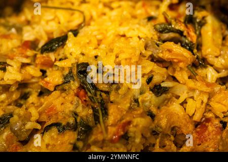Primo piano di saporito piatto di riso con erbe e spezie. Un capolavoro culinario! Foto Stock
