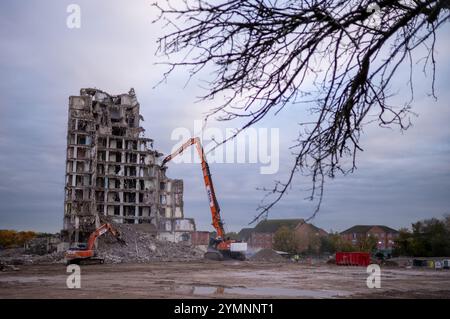 CARDIFF, GALLES - OTTOBRE 29: Una visione generale degli uffici fiscali di Llanishen che sono stati demoliti per far posto ad una nuova scuola il 29 ottobre 2024 a circa Foto Stock