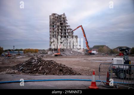 CARDIFF, GALLES - OTTOBRE 29: Una visione generale degli uffici fiscali di Llanishen che sono stati demoliti per far posto ad una nuova scuola il 29 ottobre 2024 a circa Foto Stock