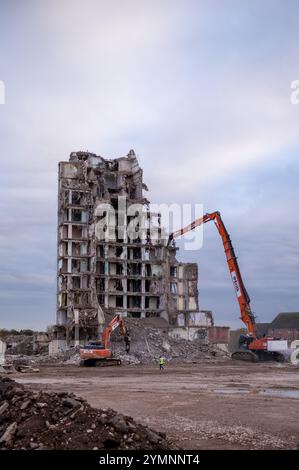 CARDIFF, GALLES - OTTOBRE 29: Una visione generale degli uffici fiscali di Llanishen che sono stati demoliti per far posto ad una nuova scuola il 29 ottobre 2024 a circa Foto Stock