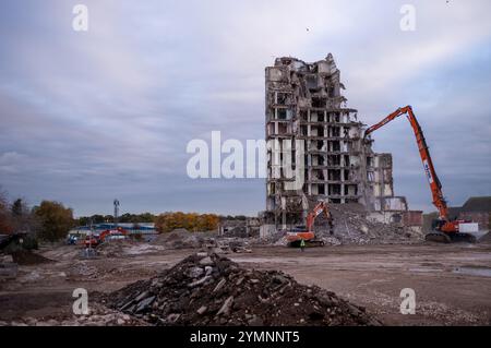 CARDIFF, GALLES - OTTOBRE 29: Una visione generale degli uffici fiscali di Llanishen che sono stati demoliti per far posto ad una nuova scuola il 29 ottobre 2024 a circa Foto Stock