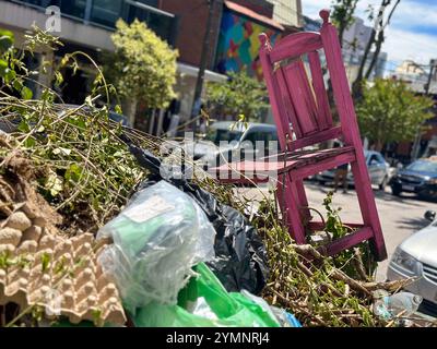 spazzatura e spazzatura in un contenitore pieno di rifiuti ingombranti, un mucchio di spazzatura in una strada trafficata della città. concetto di riciclaggio Foto Stock