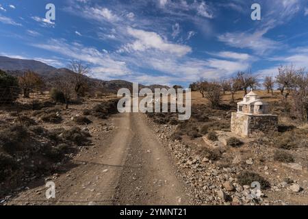 chiesa modello sul ciglio della strada a creta Foto Stock