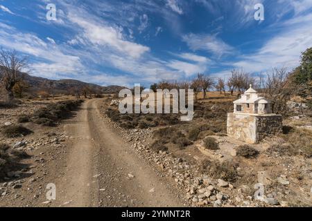 chiesa modello sul ciglio della strada a creta Foto Stock