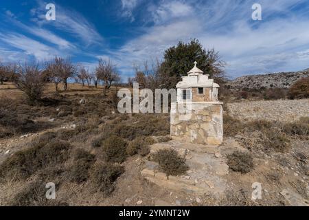 chiesa modello sul ciglio della strada a creta Foto Stock