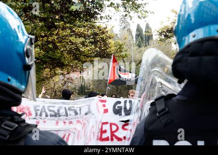 Roma, Italia. 22 novembre 2024. Elezioni all'Universit&#xe0; la Sapienza, la polizia schierata davanti alla facolt&#xe0; di economia - Venerd&#xec; 22 novembre 2024 - Cronaca - (foto di Cecilia Fabiano/LaPresse) elezioni all'Università della Sapienza. Polizia di fronte alla facoltà di economia&#x2014; Roma, Italia - venerdì 22 novembre 2024 - News - (foto di Cecilia Fabiano/LaPresse) credito: LaPresse/Alamy Live News Foto Stock