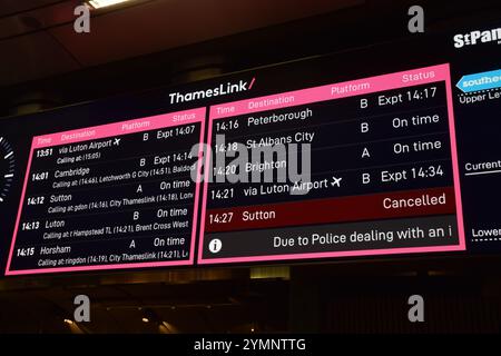 Londra, Regno Unito. 22 novembre 2024. Un cartello di partenza Thameslink alla stazione ferroviaria internazionale di St Pancras mostra che i treni sono cancellati a seguito di un incidente di sicurezza all'aeroporto di Gatwick. Il South Terminal è stato evacuato e la squadra di bombardamenti è stata chiamata all'aeroporto affollato. Crediti: Vuk Valcic/Alamy Live News Foto Stock