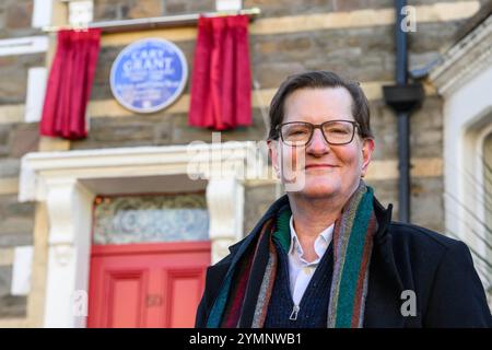 USO EDITORIALE SOLO il dottor Mark Glancy, biografo di Cary Grant durante l'inaugurazione di una targa blu dell'Inghilterra storica in onore di Cary Grant nella sua casa della prima infanzia, 50 Berkeley Road, Bishopston, Bristol. Data foto: Venerdì 22 novembre 2024. Foto Stock