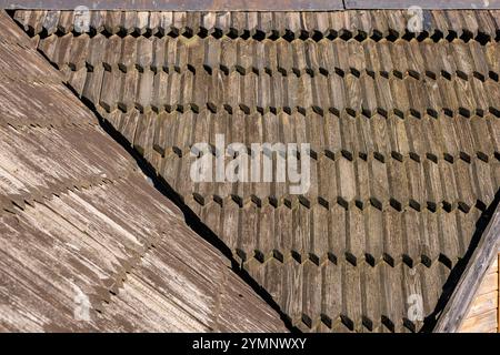 Vecchie piastrelle di legno sul tetto di una chiesa cattolica. Foto Stock
