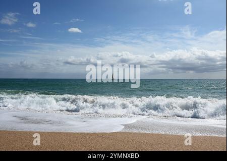 Le onde si infrangono sulle coste sabbiose di Sant Pol de Mar, catturando la serena bellezza del Mediterraneo. 8 ottobre 2024 Foto Stock