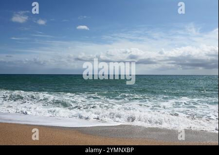 Le onde si infrangono sulle coste sabbiose di Sant Pol de Mar, catturando la serena bellezza del Mediterraneo. 8 ottobre 2024 Foto Stock