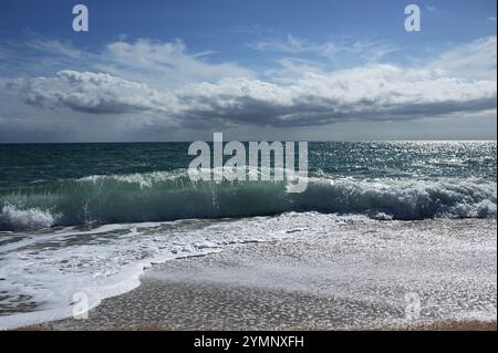 Le onde si infrangono sulle coste sabbiose di Sant Pol de Mar, catturando la serena bellezza del Mediterraneo. 8 ottobre 2024 Foto Stock