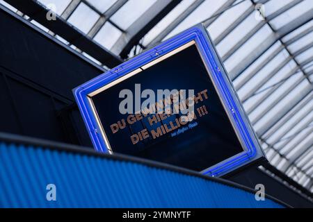 22 novembre 2024, Renania settentrionale-Vestfalia, Hürth: 'Non vincerai il milione qui !!! - Con Stefan Raab' è scritto su un cartello all'ingresso dello studio televisivo sul sito degli EMG Studios foto: Rolf Vennenbernd/dpa Foto Stock