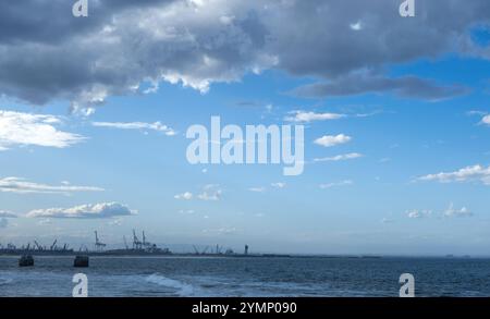 Port Elizabeth o Gqeberha, Sudafrica. vista dal molo di roccia dello squalo, onde dell'oceano e cielo blu nuvoloso Foto Stock