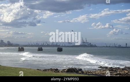 Port Elizabeth o Gqeberha, Sudafrica. vista dal molo di roccia dello squalo, onde dell'oceano e cielo blu nuvoloso Foto Stock