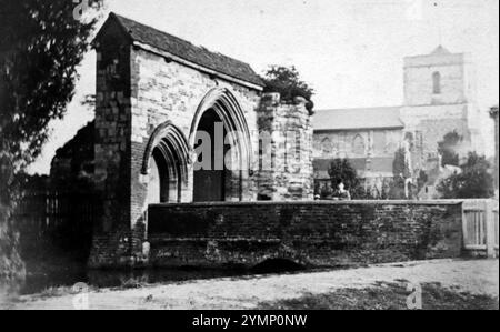 Una vista fotografica in stile vittoriano della porta d'ingresso all'Abbazia di Waltham nell'Essex, Inghilterra. Questa foto proviene da una carta de visite non attribuita risalente al 1880 circa Foto Stock