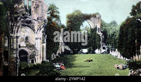 La navata a Netley Abbey, Southampton, Hampshire, Inghilterra. Fotografia a colori da una cartolina pubblicata da FGO Stuart e data 5 gennaio 1904. Foto Stock