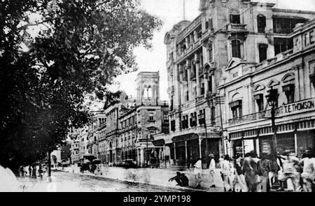 Esplanade Corner a Calcutta, India. Questa fotografia proviene da una cartolina non stampata che si ritiene risalga al 1918 circa. Fu pubblicato per la prima volta dall'Art Union di Bachu Chatterjee's Street, sempre di Calcutta. Foto Stock