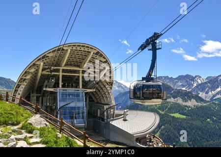 La funivia Pavillon della Skyway Monte bianco collega Courmayeur (1300 m) al Pavillon (2173 m) e Punta Helbronner (3466 m), Courmayeur Foto Stock