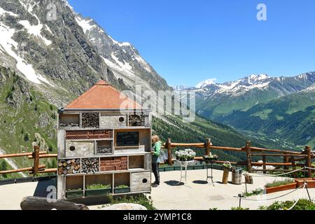 Biglietteria con apicoltura all'ingresso dell'Orto Botanico Alpino Saussurea dello Skyway Monte bianco in estate, Courmayeur, Aosta, Italia Foto Stock