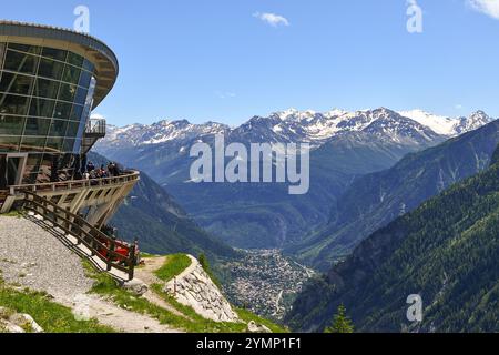 Vista sopraelevata della valle di Courmayeur dalla stazione della funivia Pavillon (2173 m) dello Skyway Monte bianco in estate, Courmayeur, Valle d'Aosta, IT Foto Stock