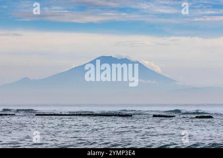 Vista del vulcano Agung Gunung Agung da Nusa Dua, Bali, Indonesia, Balinese, Indonesiano Foto Stock