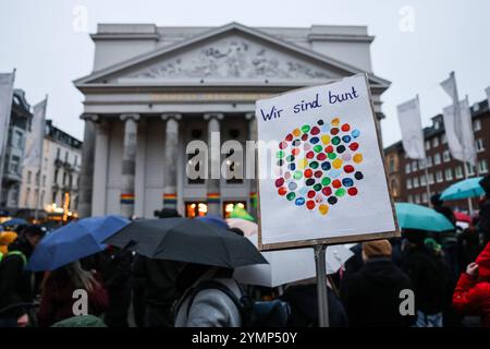 22 novembre 2024, Renania settentrionale-Vestfalia, Aquisgrana: I manifestanti sono sotto gli ombrelli al raduno "noi siamo Aquisgrana" sulla Theaterplatz. La manifestazione è diretta contro un evento AfD "dialogo dei cittadini”. Foto: Oliver Berg/dpa Foto Stock