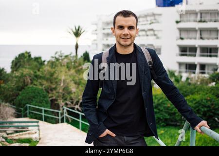 Giovane vicino agli hotel nella località turistica di Ayia Napa, Cipro Foto Stock