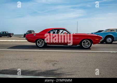 Gulfport, MS - 4 ottobre 2023: Vista laterale grandangolare di una Dodge Challenger Hardtop Coupé 1972 in occasione di una fiera automobilistica locale. Foto Stock