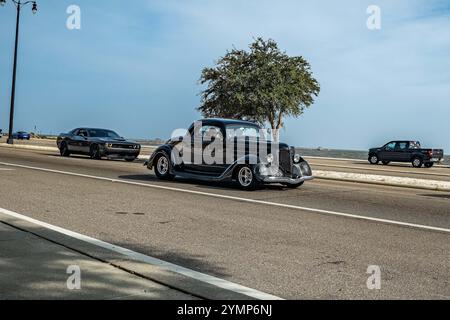 Gulfport, MS - 4 ottobre 2023: Vista grandangolare dell'angolo anteriore di una Ford 3 Window Coupé del 1936 in una mostra automobilistica locale. Foto Stock
