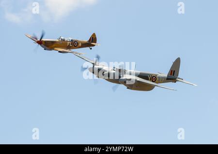 De Havilland Mosquito aereo da caccia della seconda guerra mondiale in volo con un Supermarine Spitfire. Classici aerei da caccia della Royal Air Force World War Two Foto Stock