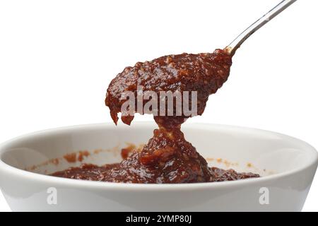 primo piano di marmellata o marmellata di legno fatta in casa con cucchiaio di fondo bianco isolato, a base di frutta di bael o mela elefante Foto Stock