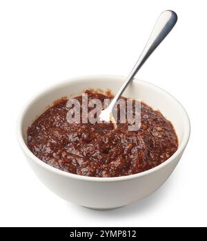 tazza di marmellata di legno fatta in casa o marmellata con cucchiaio di fondo bianco isolato, a base di frutta di bael o mela elefante Foto Stock