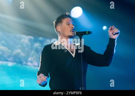 Napoli, Italia. 21 novembre 2024. Lee Ryan dei Blue si esibisce al Palapartenope di Napoli, Italia, il 21 novembre 2024 (foto di Francesco Luciano/NurPhoto). Crediti: NurPhoto SRL/Alamy Live News Foto Stock