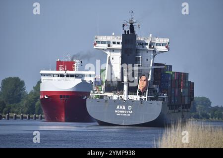 La nave portacontainer AVA D e la nave portaerei KESS si incontrano nel canale di Kiel, nel canale di Kiel, nel NOK, nello Schleswig-Holstein, in Germania, Europa Foto Stock