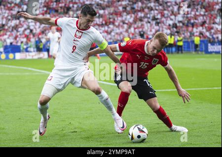 BERLINO, GERMANIA - 21 GIUGNO 2024: Incontro Euro 2024 Groupe D Polonia vs Austria 1:3. Robert Lewandowski (L) Philipp Lienhart (R) Foto Stock