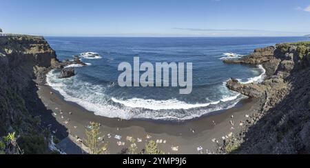 Spiaggia di lava costeggiata da bagnanti, Playa del Bollulo, vicino a Puerto de la Cruz, Tenerife, Isole Canarie, Spagna, Europa Foto Stock