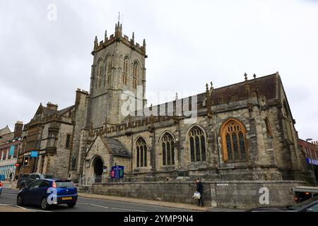 High East Street, Dorchester, Dorset, Inghilterra. Ottobre 2024. Chiesa di San Pietro, vista a colori della facciata con finestre ad arco e una torre quadrata torretta. Foto Stock